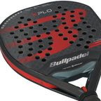 Bullpadel Xplo 25 Padelschläger Nahaufnahme Schlagfläche mit Carbon 12K Oberfläche und Bullpadel Logo