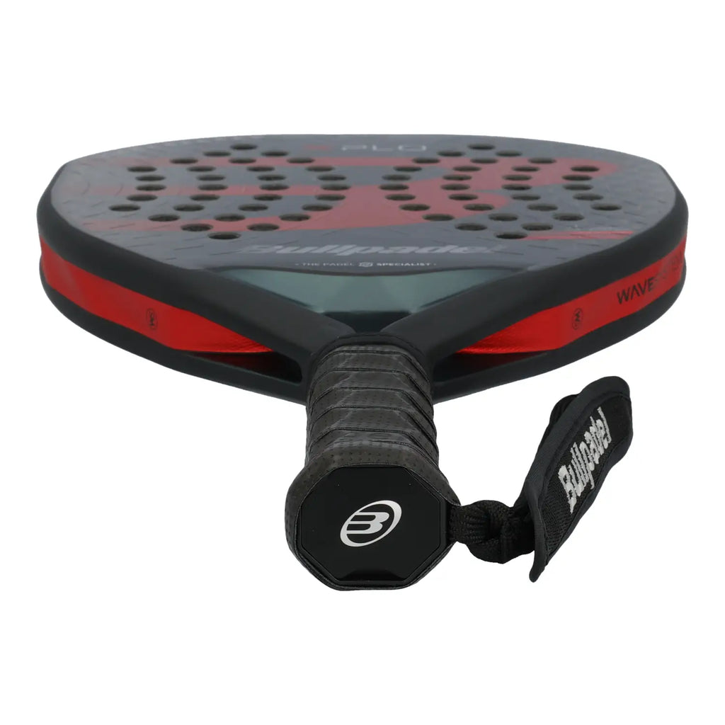 Bullpadel Xplo 25 Padel Racket Griffansicht mit Handgelenkschlaufe und Bullpadel Logo am Griffende