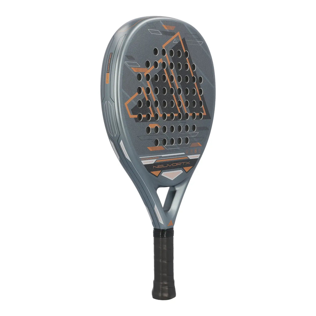 Adidas Neuvortx Cooper Padel Racket seitliche Vorderansicht mit Neuvortx Schriftzug und schwarzem Griff