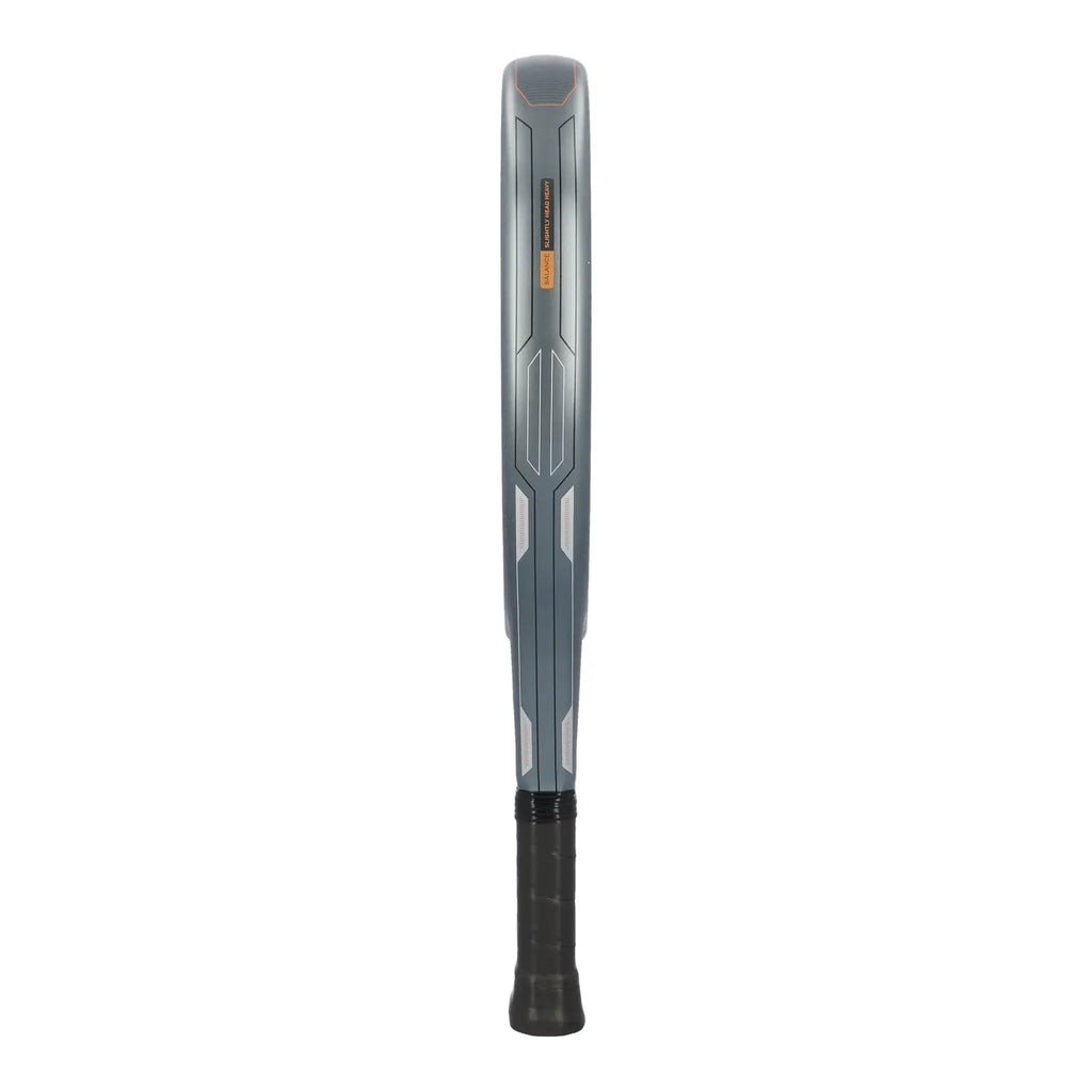 Adidas Neuvortx Cooper Padelschläger Seitenansicht mit Balance-Kennzeichnung Slightly Head Heavy