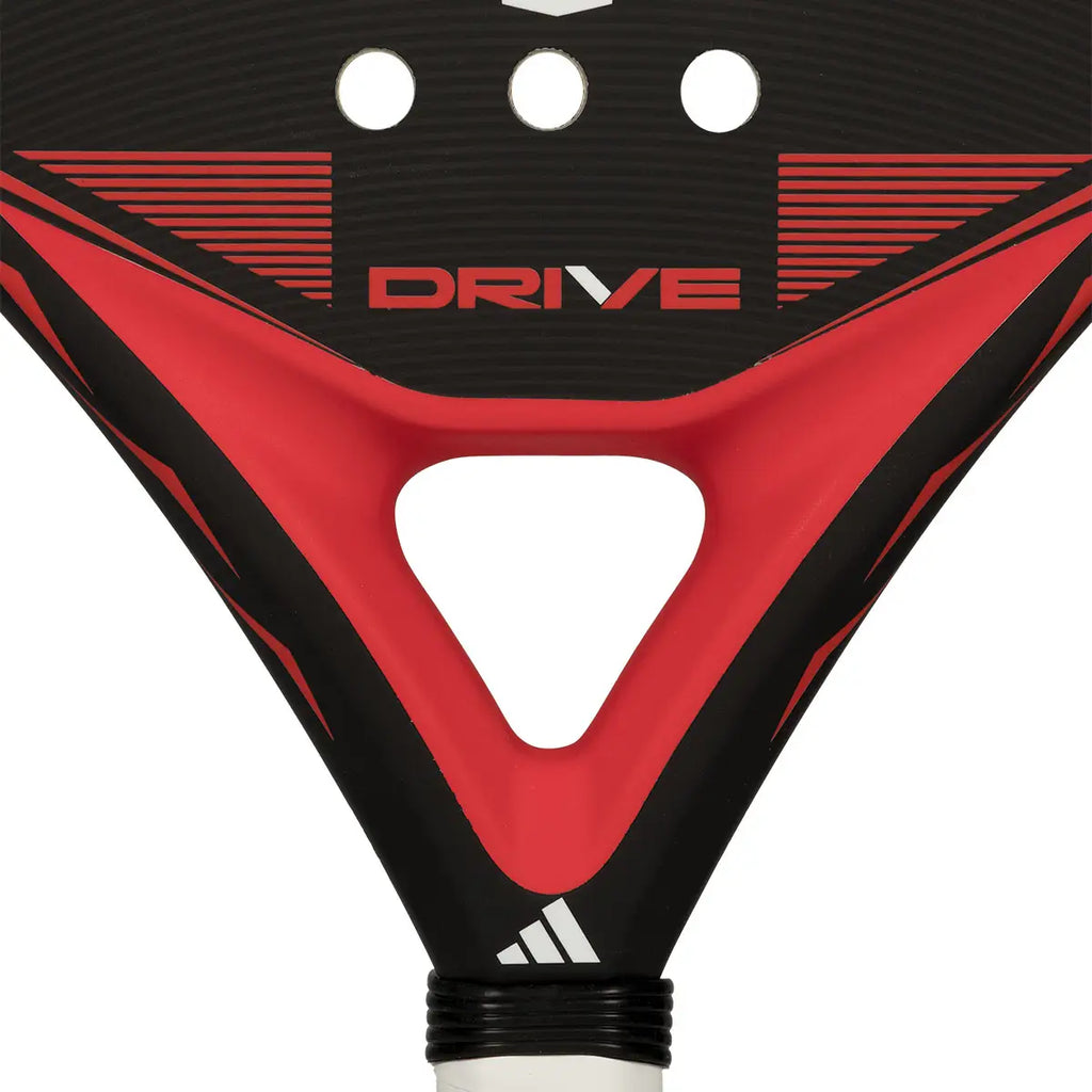 Adidas Drive 2026 Padel Schläger – Nahaufnahme rote Bridge mit DRIVE Schriftzug, dreieckiger Öffnung und Adidas Logo