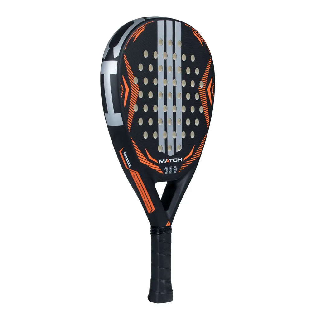 Adidas Match 2026 Padel Schläger – Rückseite schräg mit silbernem Adidas Streifen und orangenem MATCH Schriftzug