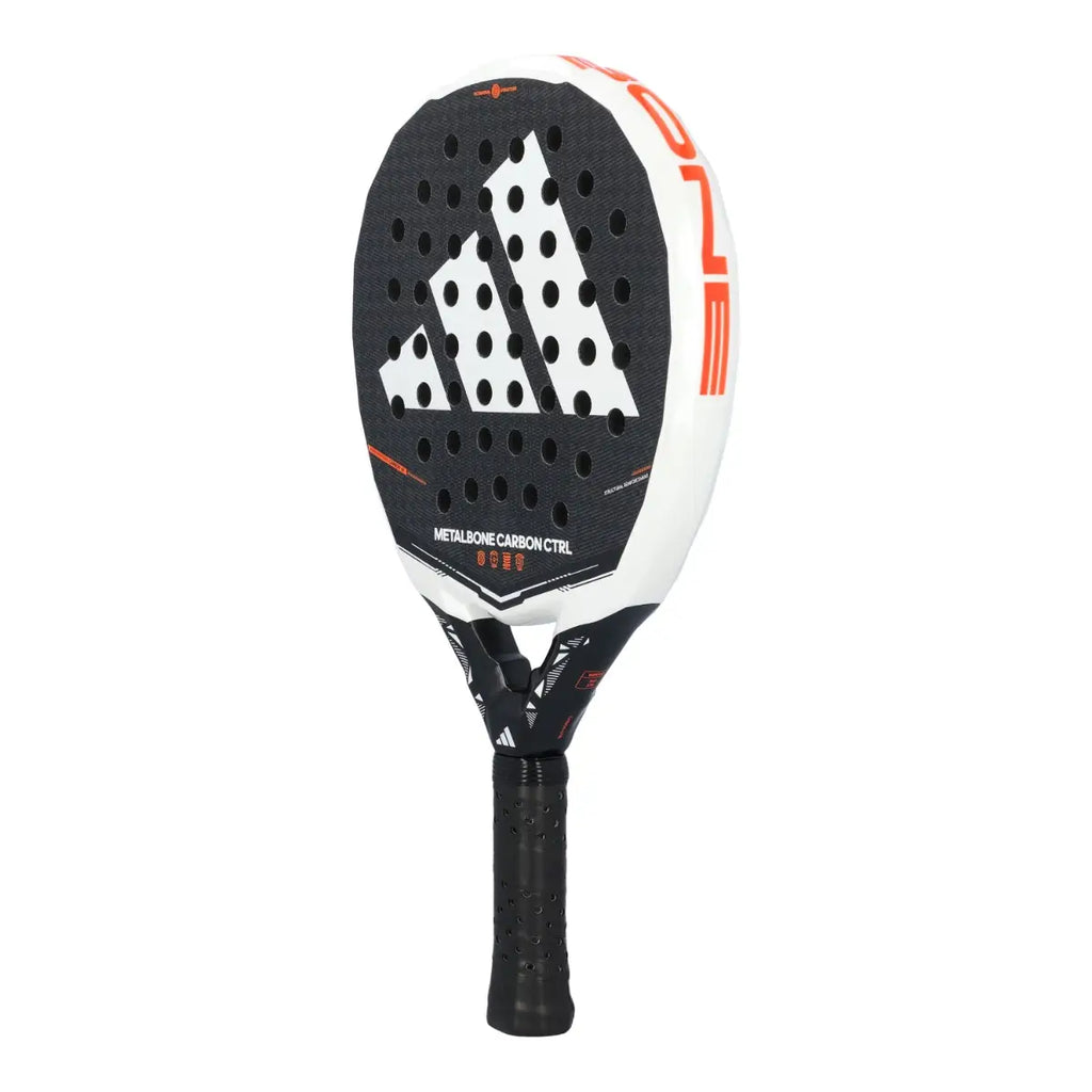 Adidas Metalbone Carbon CTRL 2026 Padel Schläger – Seitenansicht mit orangem CTRL Schriftzug und Carbon Oberfläche