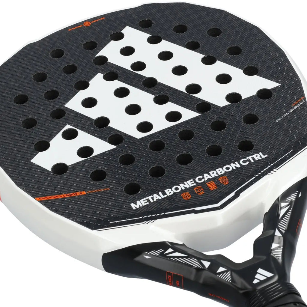 Adidas Metalbone Carbon CTRL 2026 – Nahaufnahme Carbon 6K Schlagfläche mit Octagonal Structure und Lochbohrungen