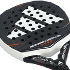 Adidas Metalbone Carbon CTRL 2026 – Nahaufnahme Carbon 6K Schlagfläche mit Octagonal Structure und Lochbohrungen