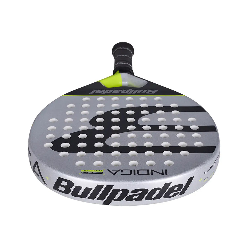 Bullpadel Indiga CTR 26 Padelschläger Draufsicht auf Schlagfläche mit Bullpadel Logo am silbernen Rahmen
