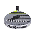 Bullpadel Indiga CTR 26 Padelschläger Draufsicht auf Schlagfläche mit Bullpadel Logo am silbernen Rahmen