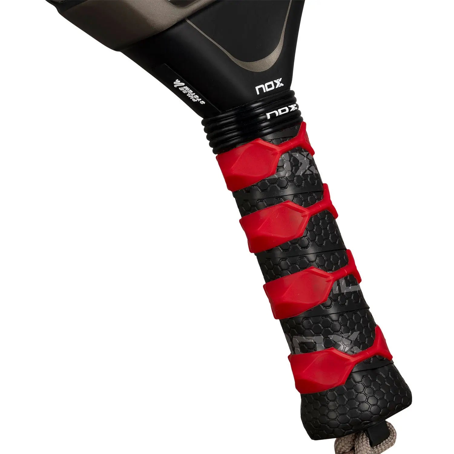 Nox AT10 Pro Cup Hard Padelschläger Griffband-Nahaufnahme in Schwarz-Rot mit Wabenstruktur