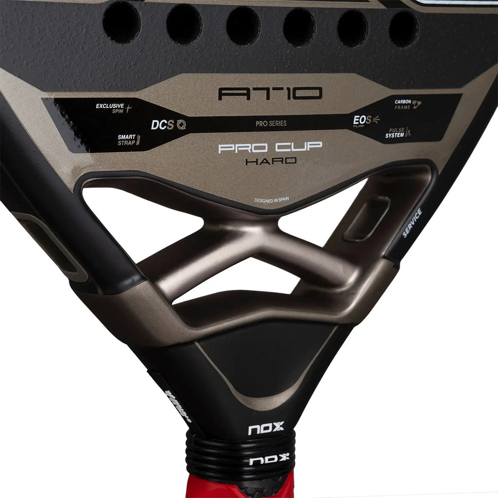 Nox AT10 Pro Cup Hard Padelschläger Seitenansicht mit FG, HR3, DCS Technologie-Icons und rotem Grip