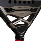 Nox AT10 Pro Cup Hard Padelschläger Seitenansicht mit FG, HR3, DCS Technologie-Icons und rotem Grip