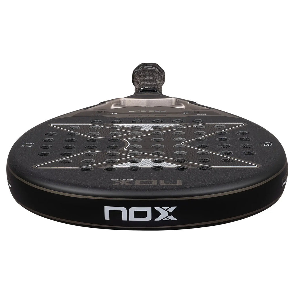 Nox AT10 Pro Cup Hard Padel Racket Griff-Nahaufnahme mit Handgelenkschlaufe und NOX Branding