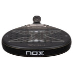 Nox AT10 Pro Cup Hard Padel Racket Griff-Nahaufnahme mit Handgelenkschlaufe und NOX Branding