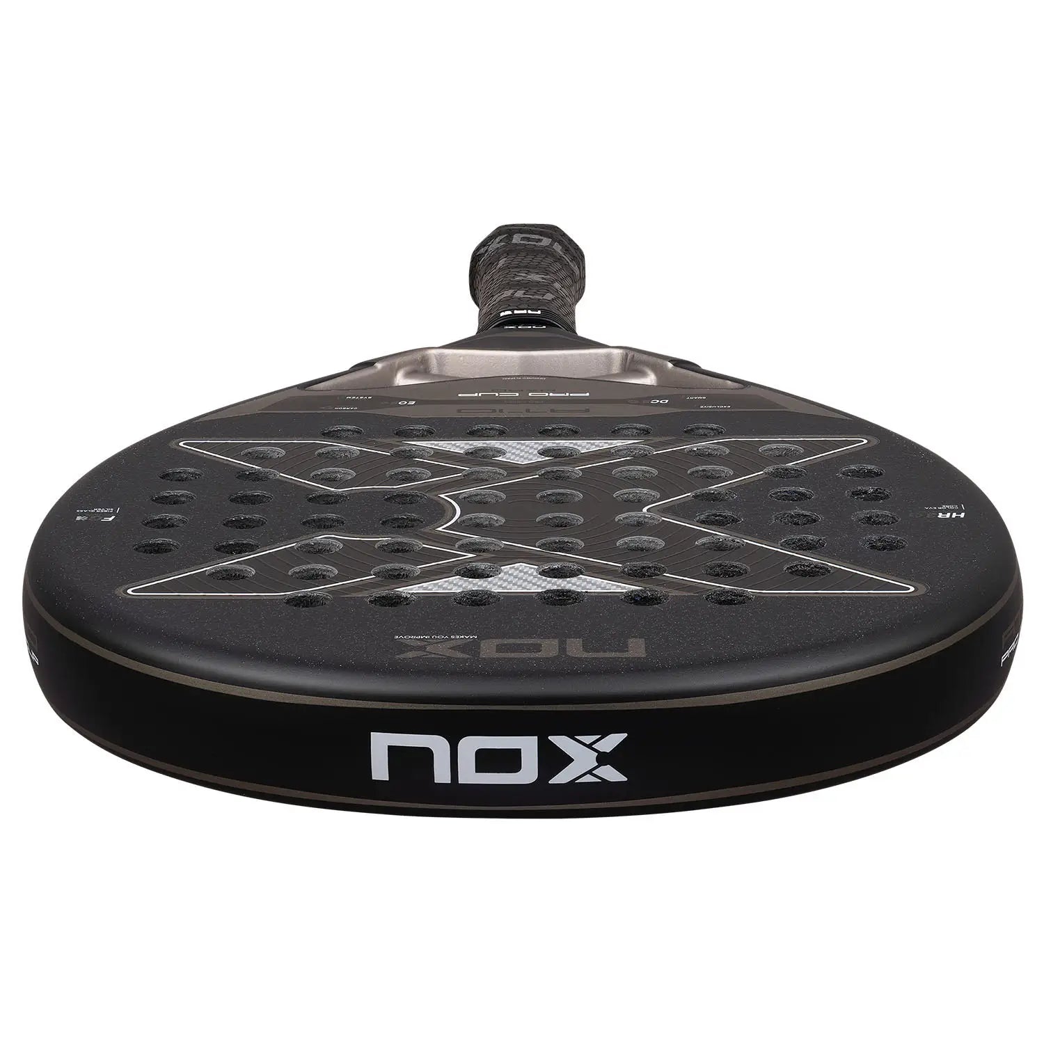Nox AT10 Pro Cup Hard Padel Racket Griff-Nahaufnahme mit Handgelenkschlaufe und NOX Branding