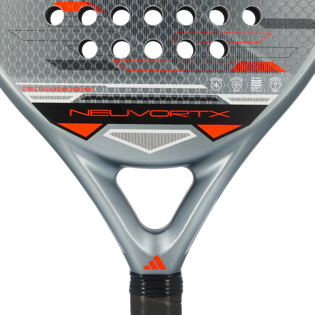 adidas Neuvortx – Herzstück Detail mit Neuvortx Schriftzug, Spin Blade und Structural Reinforcement
