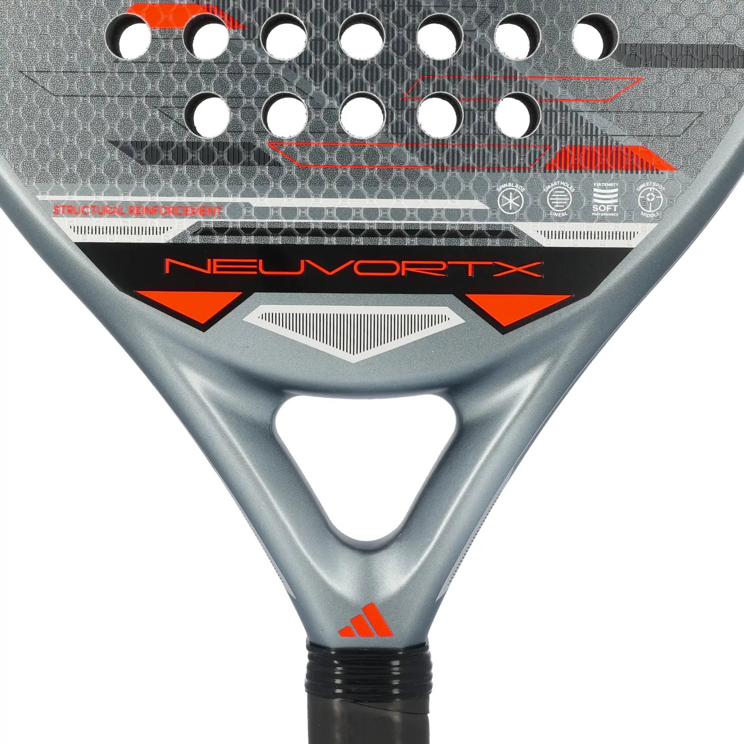 adidas Neuvortx – Herzstück Detail mit Neuvortx Schriftzug, Spin Blade und Structural Reinforcement
