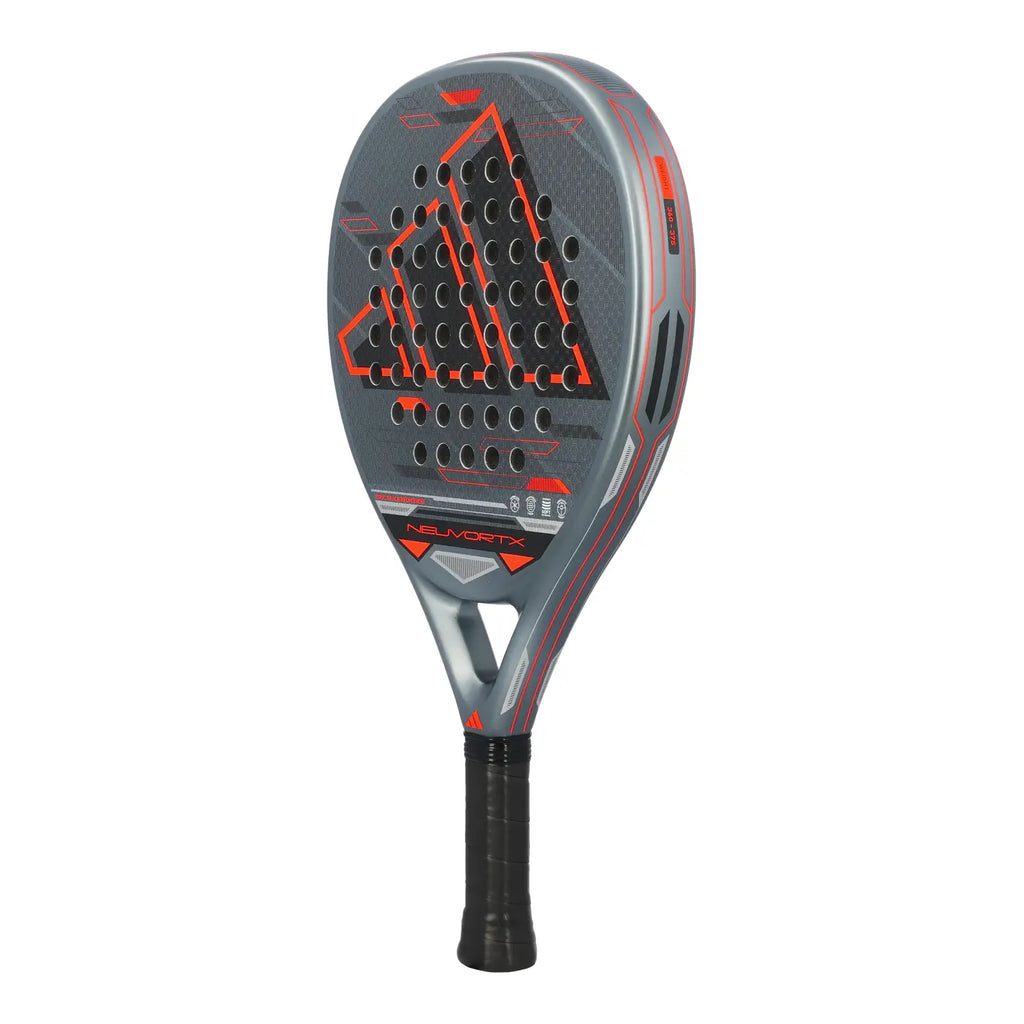 adidas Neuvortx Padelschläger – schräge Seitenansicht rechts mit Carbon-Schlagfläche und orangenem Design