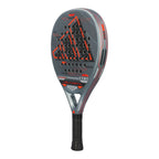 adidas Neuvortx Padelschläger – schräge Seitenansicht rechts mit Carbon-Schlagfläche und orangenem Design