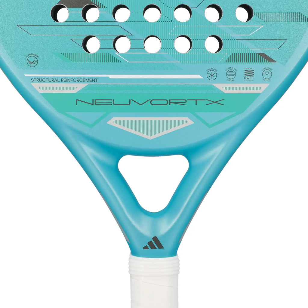 adidas Neuvortx Light Blue – Herzstück Detail mit Neuvortx Schriftzug, Spin Blade und Structural Reinforcement