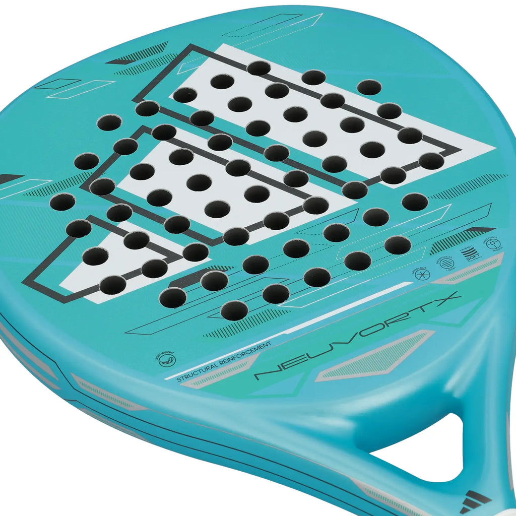 adidas Neuvortx Light Blue – Schlagfläche Nahaufnahme mit weißem adidas Logo, Spin Blade und Smart Holes