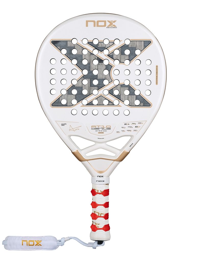 Nox AT10 Genius Xtreme Padelschläger Rückansicht mit rot-weißem Griffband und Tapia Signatur