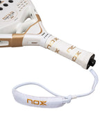 Nox AT10 Genius Xtreme Padel Racket Griff mit weißer Handgelenkschlaufe und goldenem NOX Logo