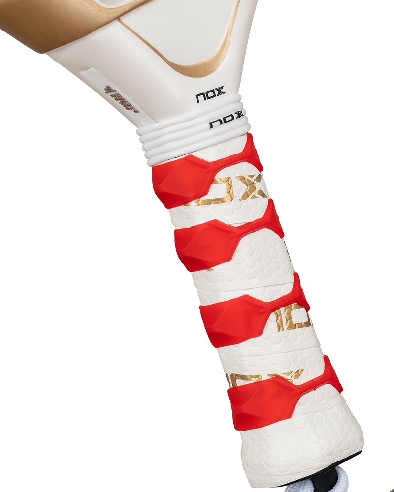 Nox AT10 Genius Xtreme Padelschläger Griffband-Nahaufnahme in Weiß-Rot mit Wabenstruktur