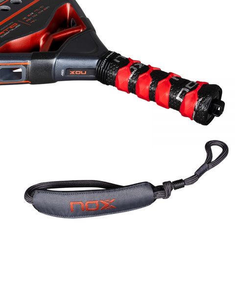 Nox AT10 Genius 18K Alum 2025 Griff-Detail mit rotem Overgrip und Nox-Handschlaufe