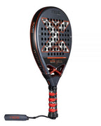 Nox AT10 Genius 18K Alum 2025 Padelschläger schräg von links mit Nox-Handschlaufe