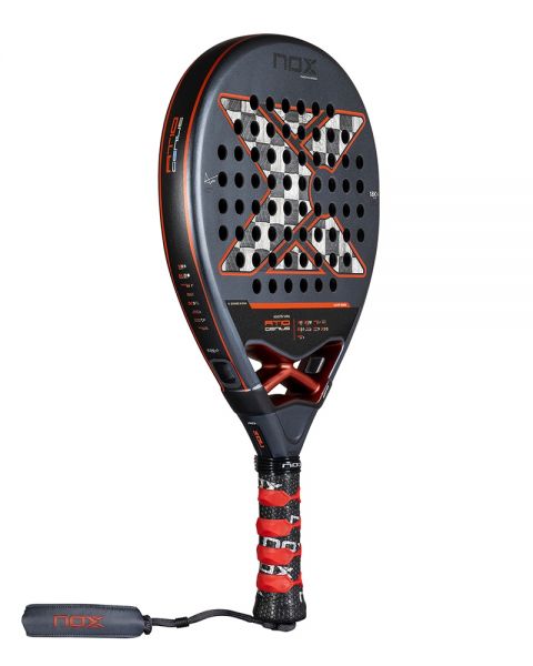 Nox AT10 Genius 18K Alum 2025 Padelschläger schräg von links mit Nox-Handschlaufe