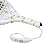 Nox NextGen Pro Hybrid 12K Griff-Detail in Weiß-Gold mit Nox-Handschlaufe