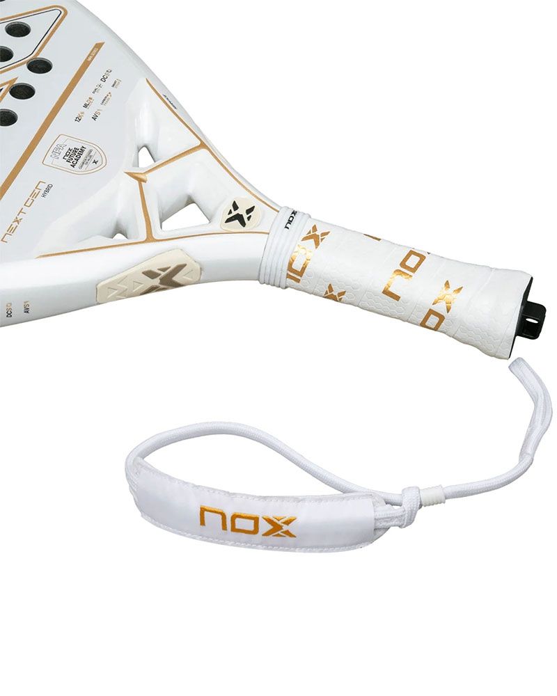 Nox NextGen Pro Hybrid 12K Griff-Detail in Weiß-Gold mit Nox-Handschlaufe