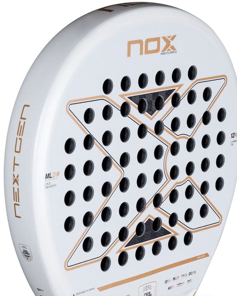 Nox NextGen Pro Hybrid 12K Nahaufnahme der weißen Schlagfläche mit goldenem X-Design