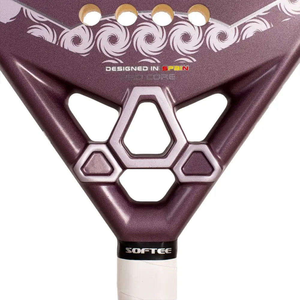 Softee Trionic Light – Herzstück Nahaufnahme mit Pro Core Sechseck-Brücke und Designed in Spain Label